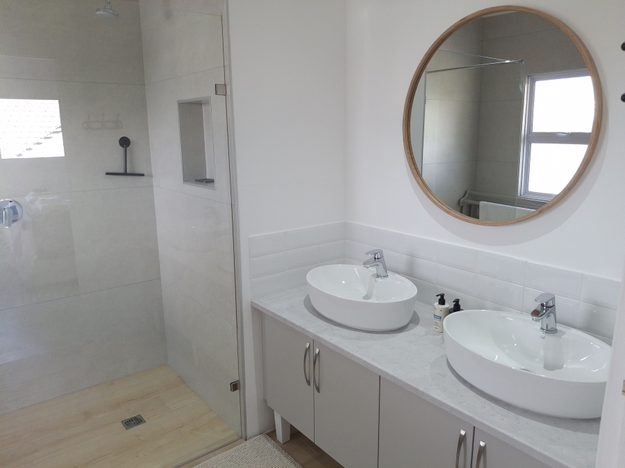To Let 1 Bedroom Property for Rent in Clovelly Western Cape